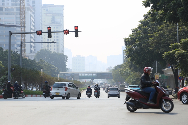 Toàn cảnh Hà Nội trong ngày ô nhiễm không khí nhất thế giới: Bụi mờ bao phủ từ sáng đến đêm - Ảnh 19.