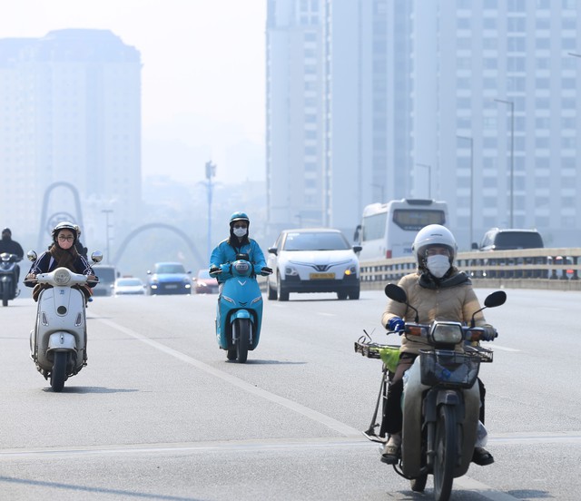 Toàn cảnh Hà Nội trong ngày ô nhiễm không khí nhất thế giới: Bụi mờ bao phủ từ sáng đến đêm - Ảnh 16.