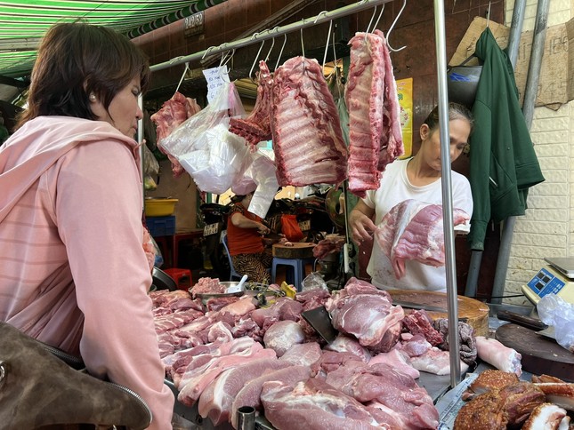 Giá thực phẩm 'nhảy múa': Người mua giật mình, tiểu thương 'đứng ngồi không yên' - Ảnh 1.