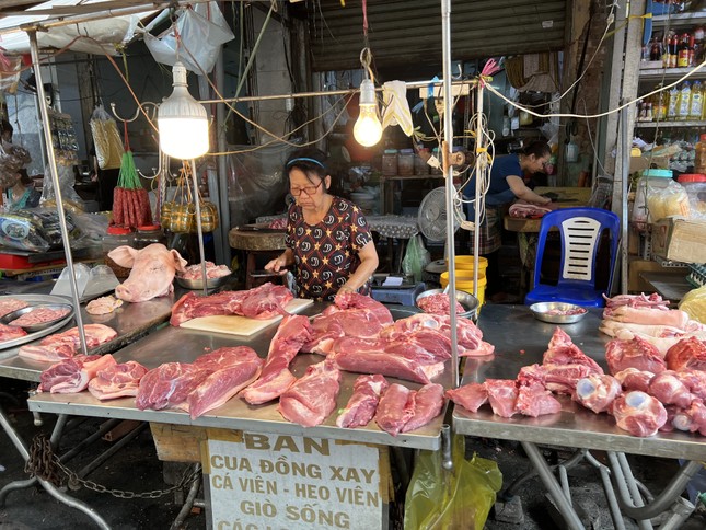 Giá thực phẩm 'nhảy múa': Người mua giật mình, tiểu thương 'đứng ngồi không yên' - Ảnh 4.