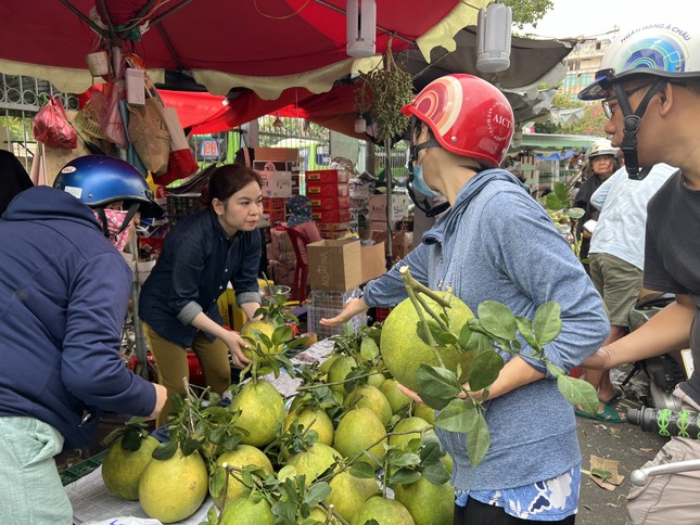 Giá thực phẩm 'nhảy múa': Người mua giật mình, tiểu thương 'đứng ngồi không yên' - Ảnh 3.