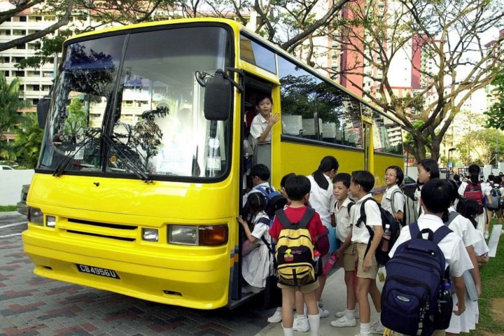 Xe đưa đón học sinh phải sơn vàng, các trường nói "chưa biết thực hiện thế nào" - Ảnh 1. Xe đưa đón học sinh phải sơn vàng, các trường nói "chưa biết thực hiện thế nào" - Ảnh 1.