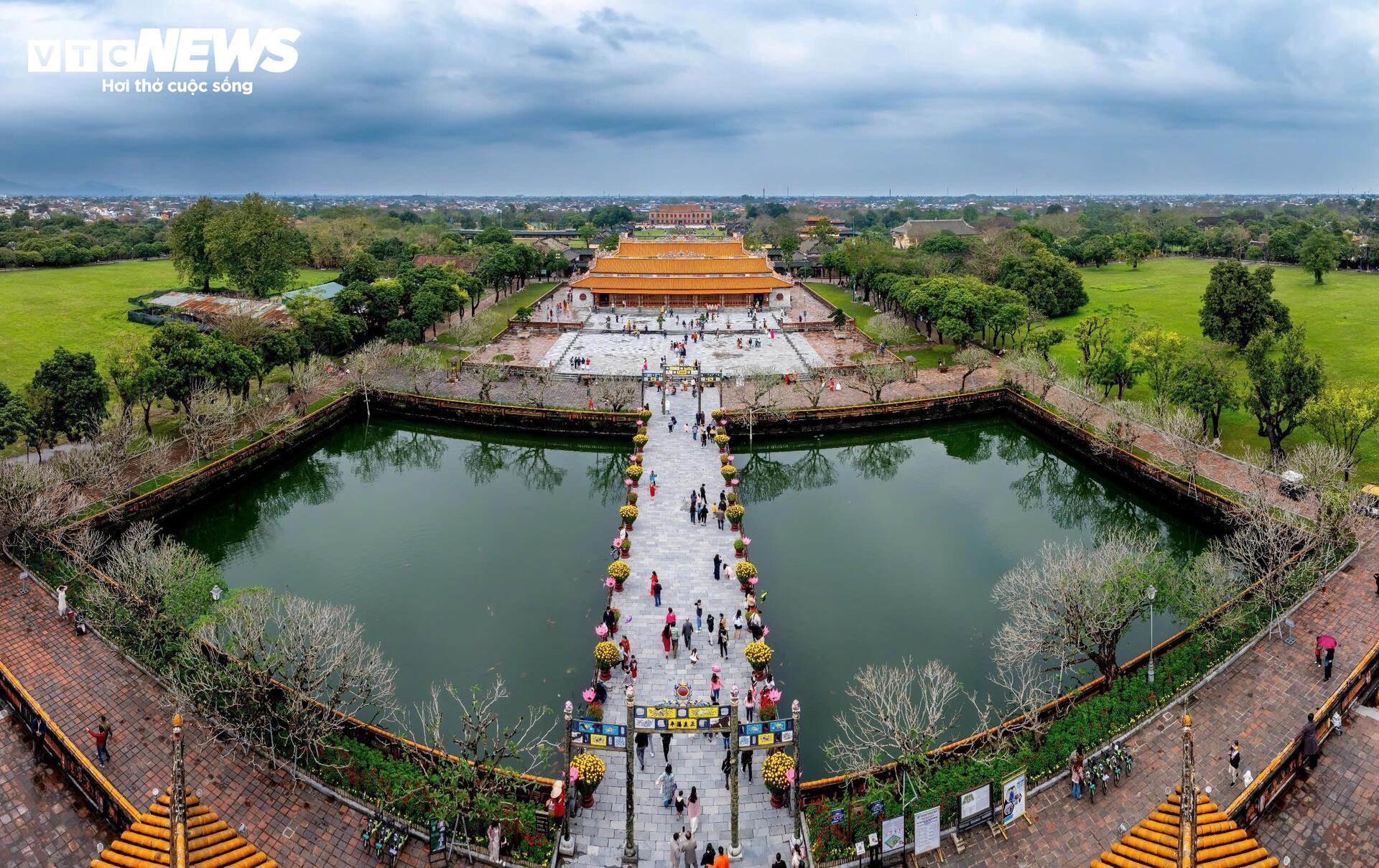 Hoàng cung nhà Nguyễn kín người đến du xuân hai ngày đầu năm Ất Tỵ - Ảnh 10.