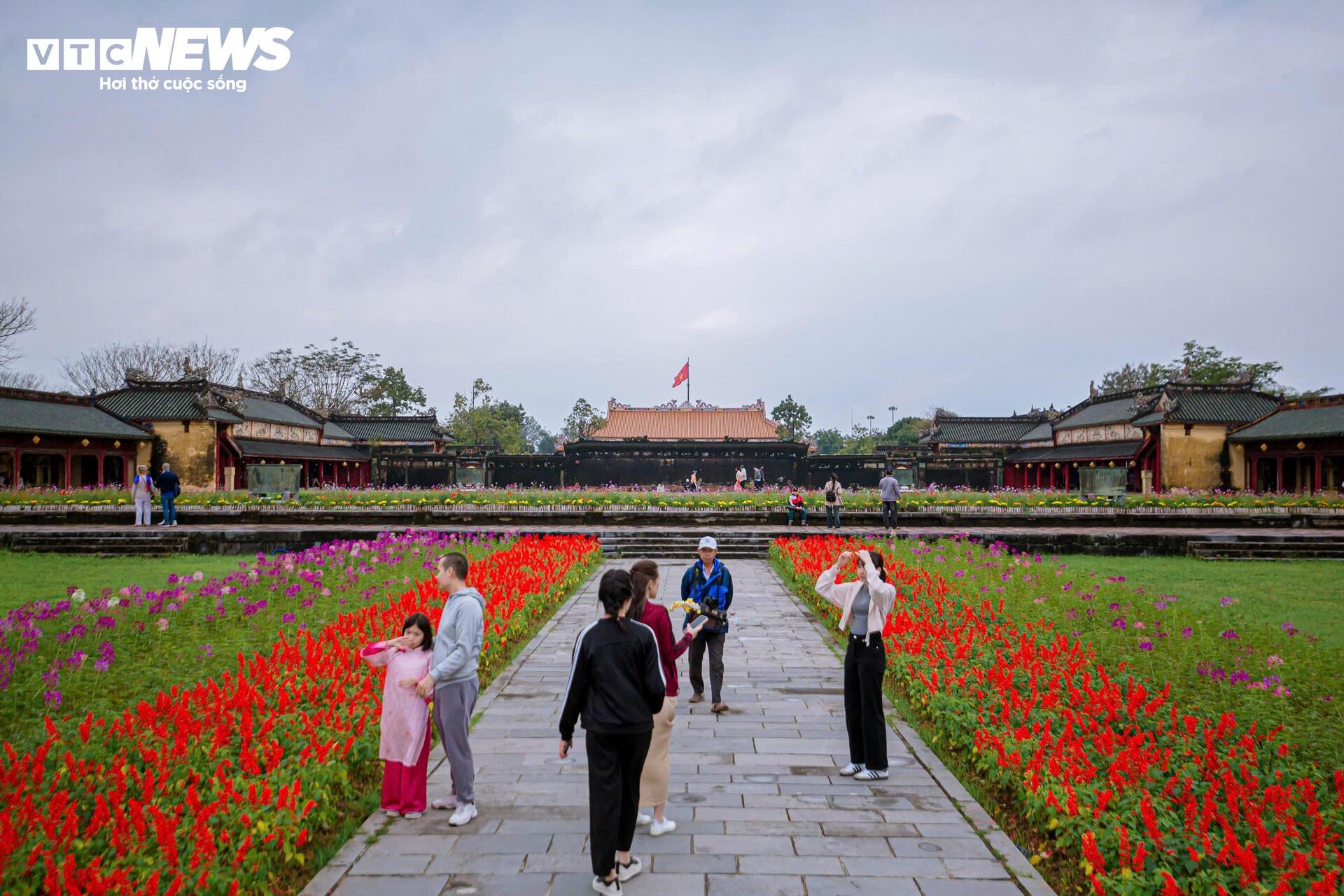 Hoàng cung nhà Nguyễn kín người đến du xuân hai ngày đầu năm Ất Tỵ - Ảnh 3.