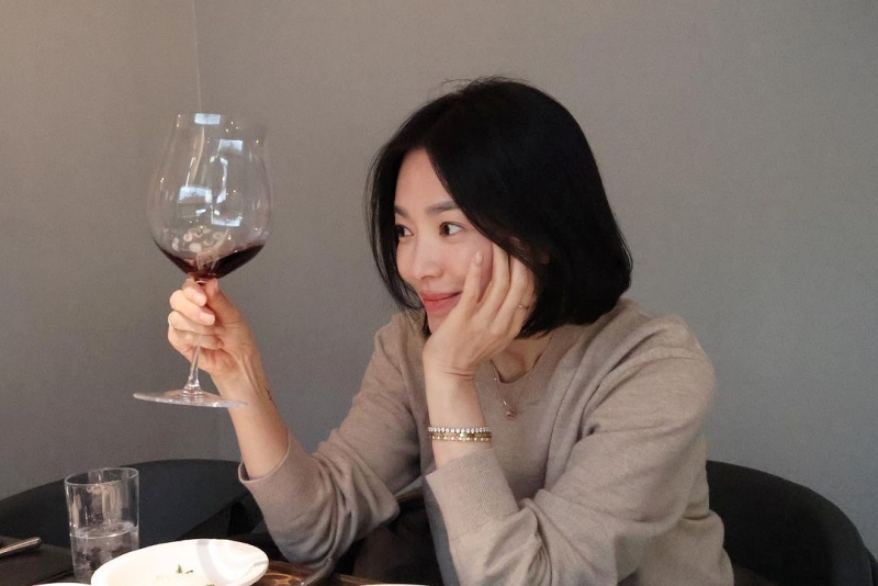 Song Hye Kyo như "sách mẫu” của tóc bob ngắn: Từ thanh lịch đến cá tính qua từng thời kỳ - Ảnh 5.