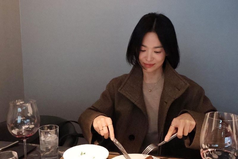 Song Hye Kyo như "sách mẫu” của tóc bob ngắn: Từ thanh lịch đến cá tính qua từng thời kỳ - Ảnh 4.