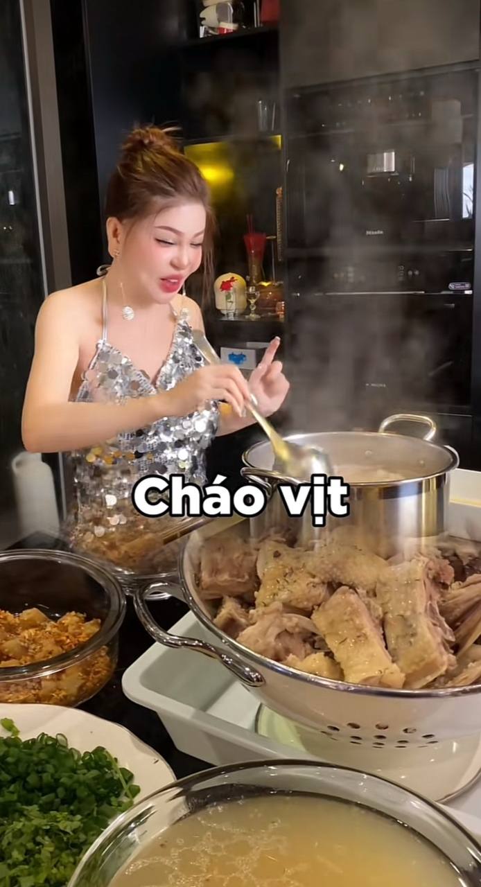 Nữ đại gia Phú Mỹ Hưng cứ vào bếp là khiến dân tình trầm trồ: Diện đồ quá slay, món ăn cũng hút mắt không kém - Ảnh 4.