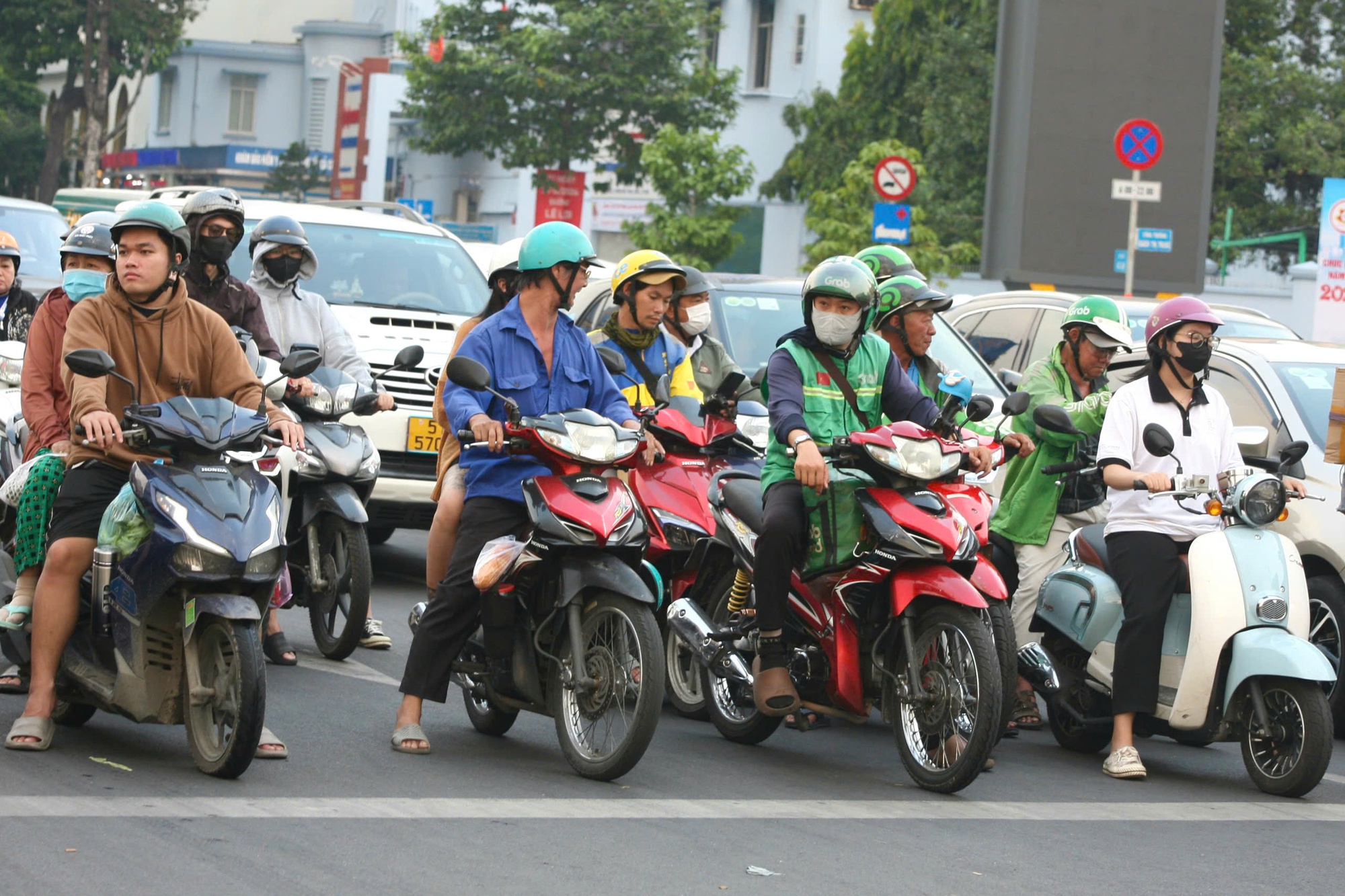 Tăng mức phạt giao thông: Nhiều người ở TP HCM “không tin vào mắt mình”- Ảnh 11.