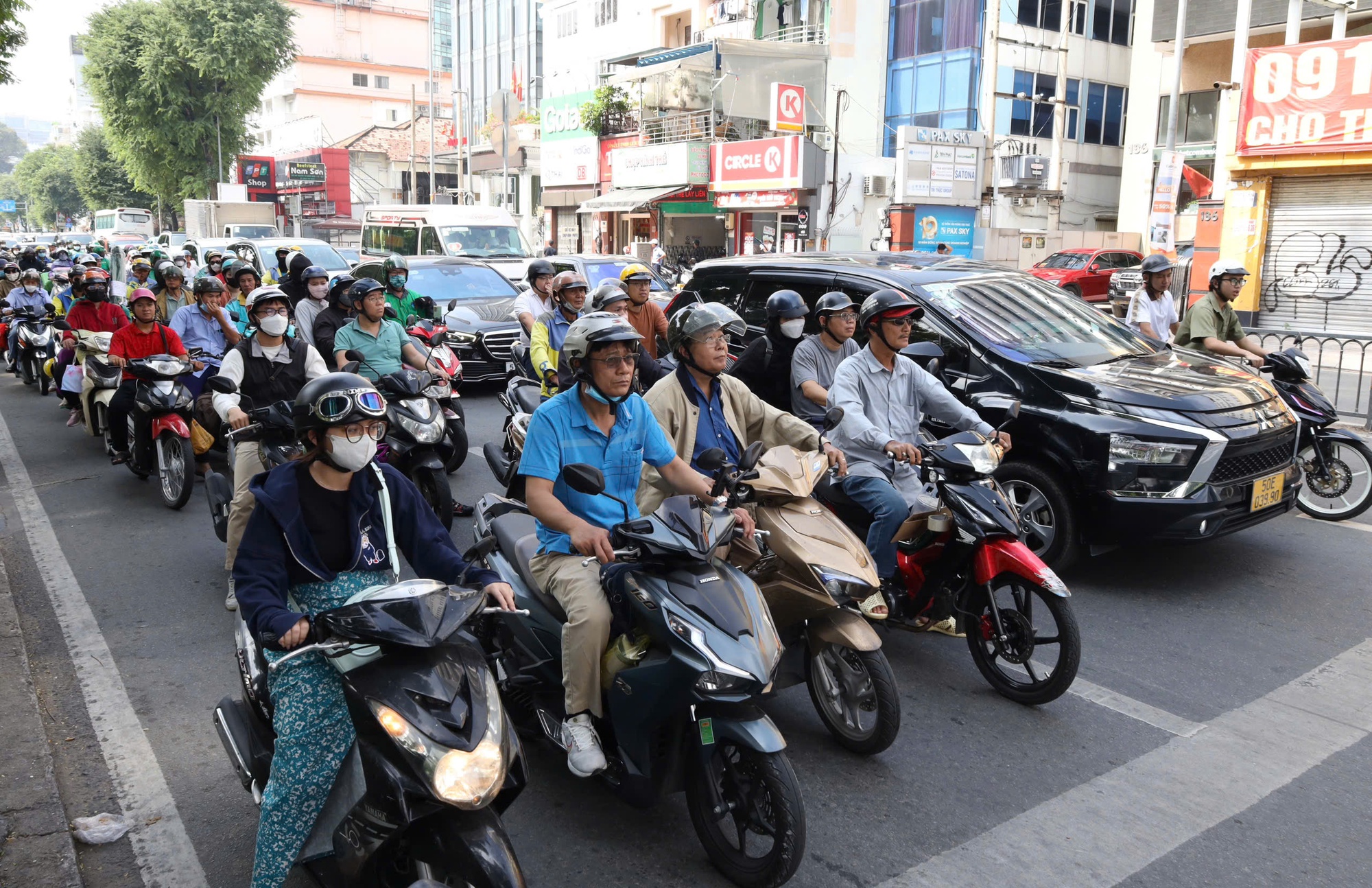 Tăng mức phạt giao thông: Nhiều người ở TP HCM “không tin vào mắt mình”- Ảnh 4.