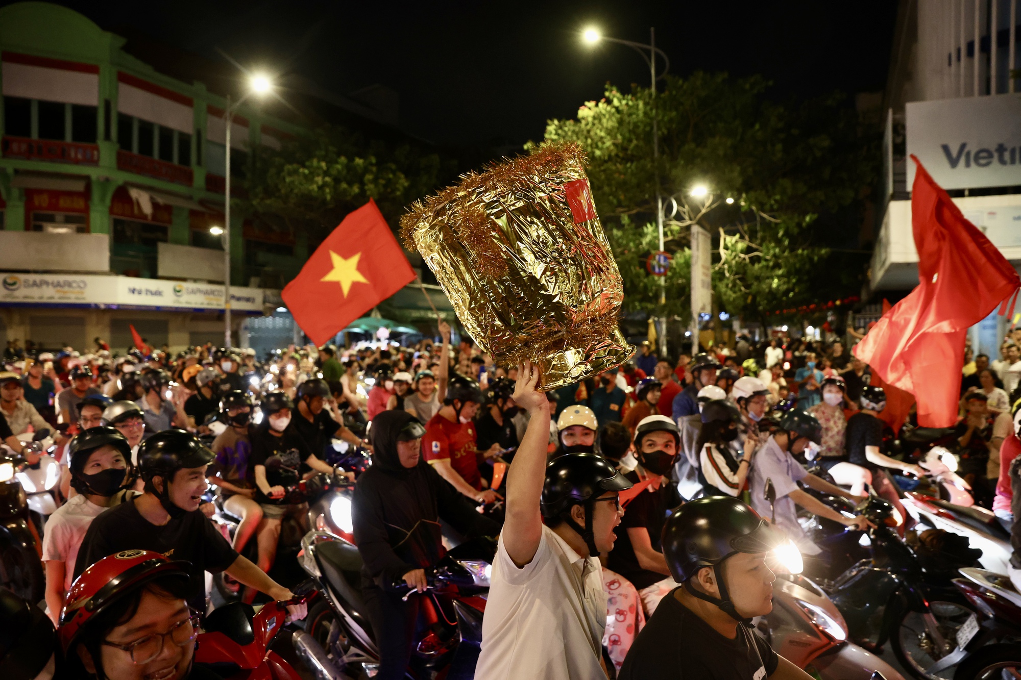 Một đêm không ngủ: Hàng triệu người đổ xuống đường ăn mừng chiến thắng huy hoàng của đội tuyển Việt Nam- Ảnh 1.