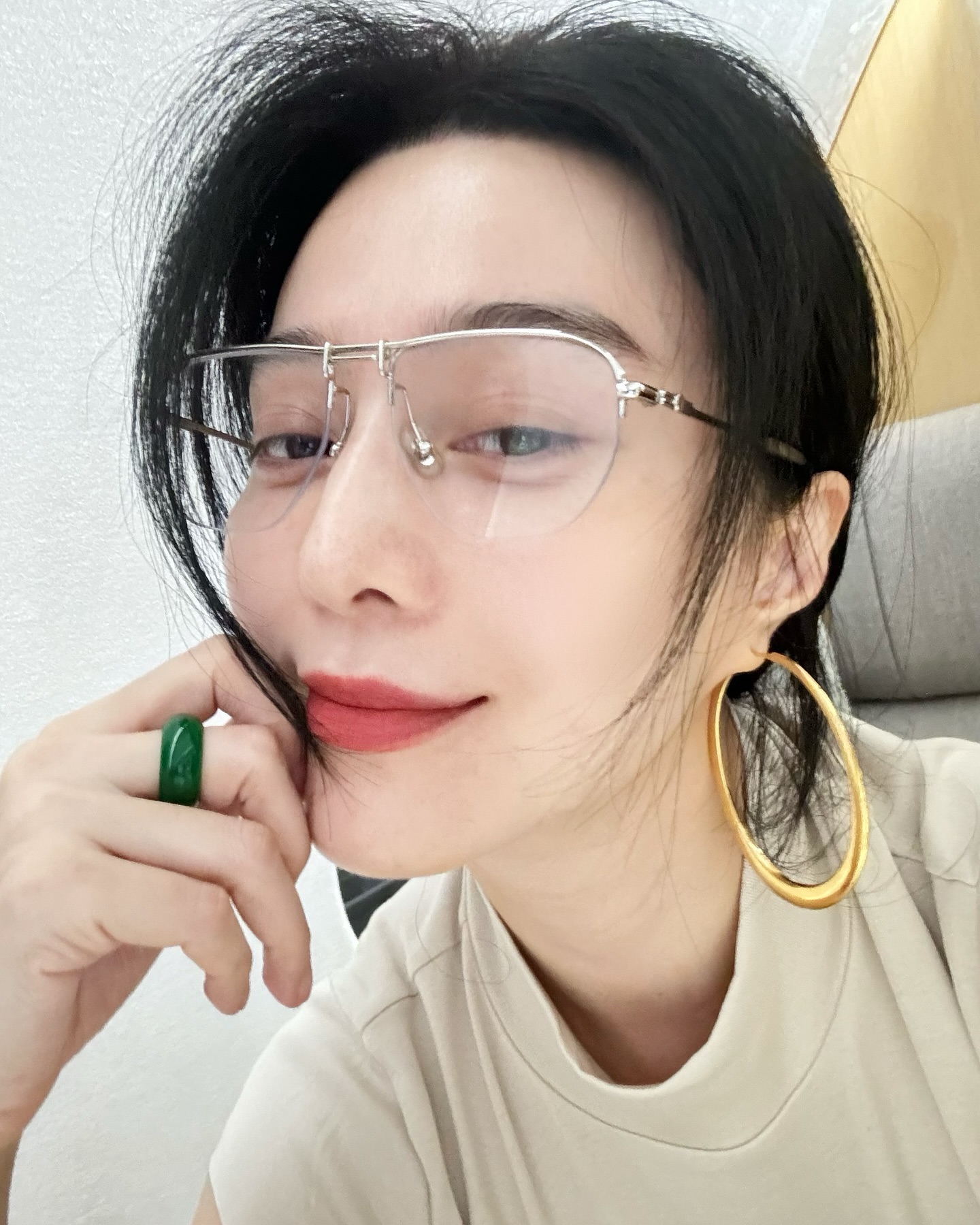 o-by-fan-bingbing-on-november-17-2024-co-the-la-anh-selfie-cua-1-nguoi-toc-kinh-mat-trang-suc-va-van-ban-17360618115371070116254-1736073291449-17360732915781880990611.jpg