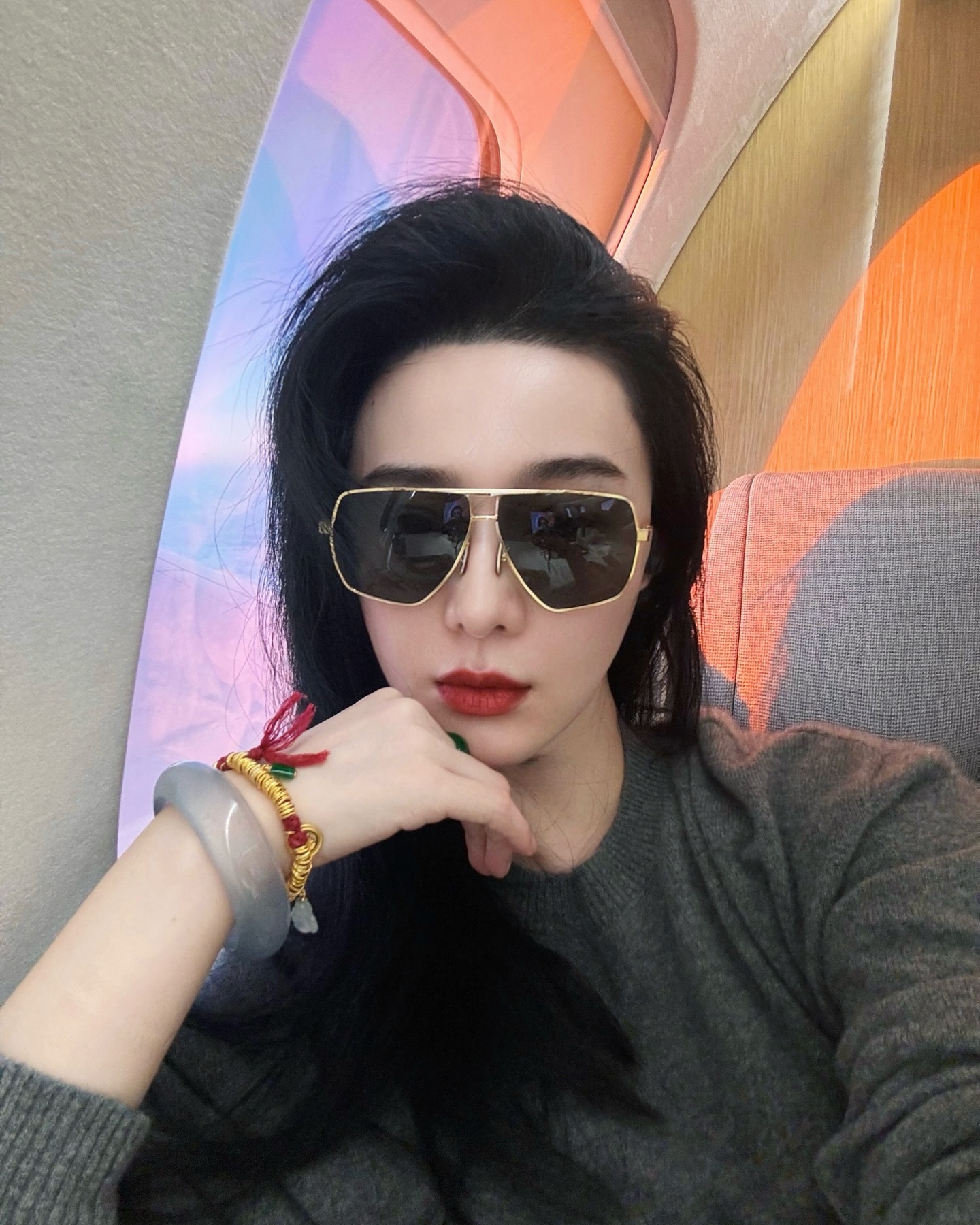 photo-by-fan-bingbing-on-december-21-2024-co-the-la-anh-selfie-cua-1-nguoi-toc-kinh-ram-va-van-ban-17360618114911189325213-1736073290215-17360732907742095718743.jpg