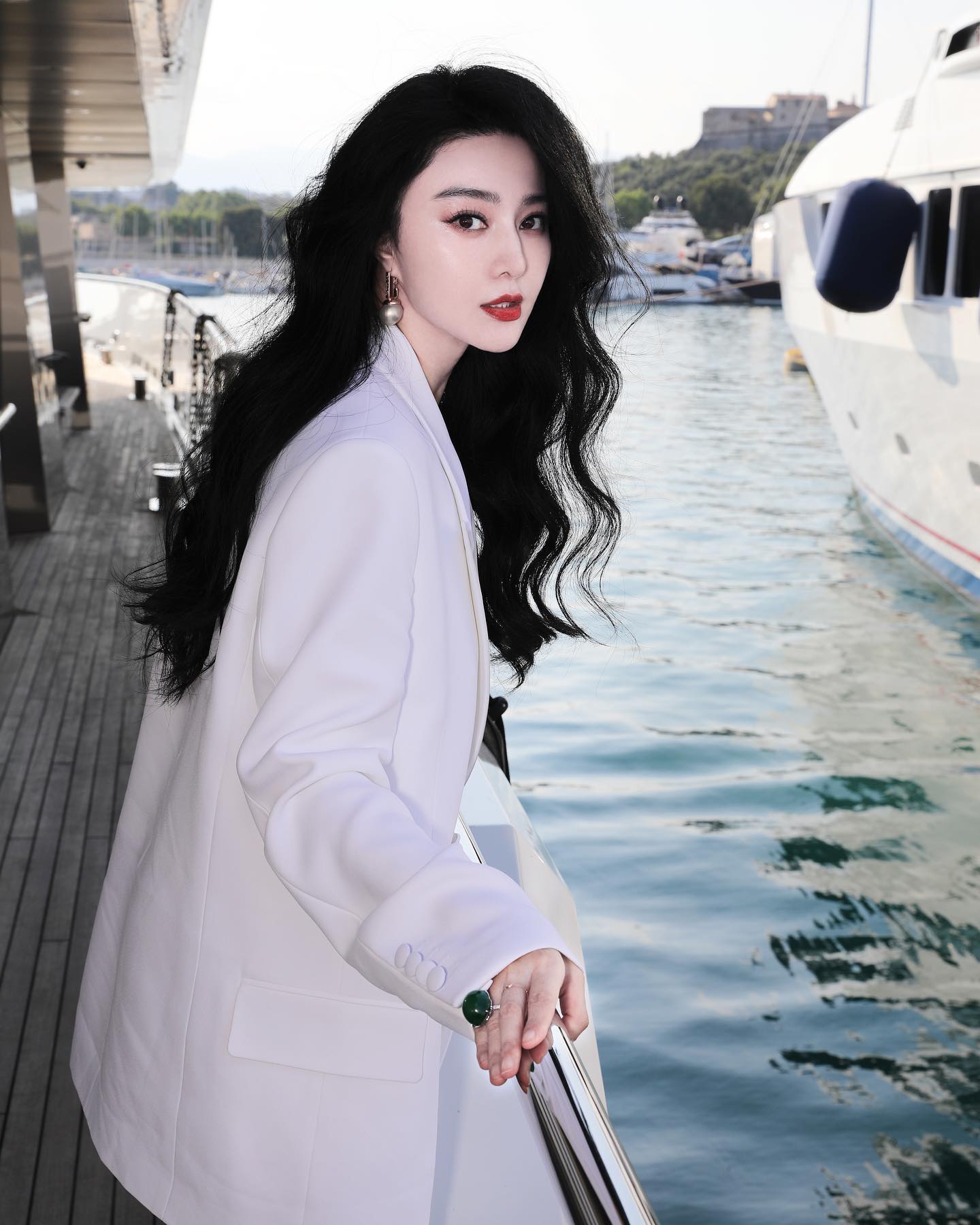 photo-shared-by-fan-bingbing-on-may-23-2023-tagging-boss-khong-co-mo-ta-anh-1-173606228906326183485-1736073295228-17360732952871017697220.jpg