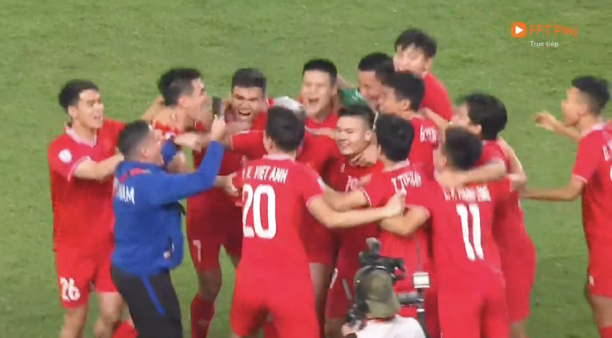 Không thể đỉnh hơn! Tuấn Hải, Hai Long giúp ĐT Việt Nam vô địch AFF Cup 2024, Duy Mạnh gửi luôn nụ hôn- Ảnh 10.