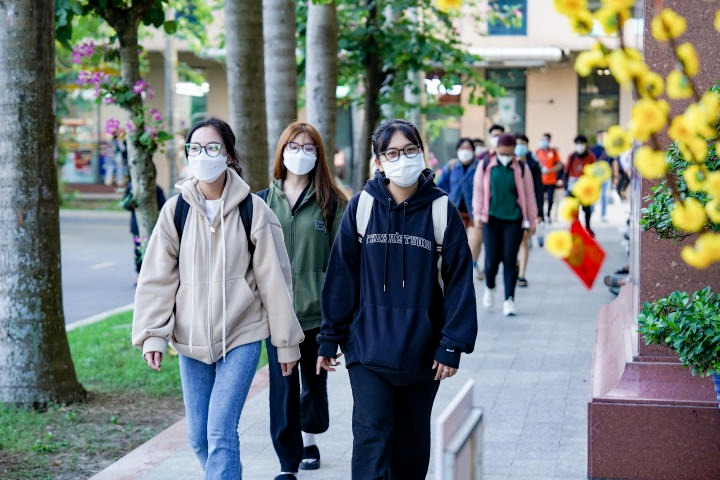 Sinh vi&ecirc;n được tặng qu&agrave; Tết, v&eacute; xe về qu&ecirc; miễn ph&iacute; - Ảnh 1.