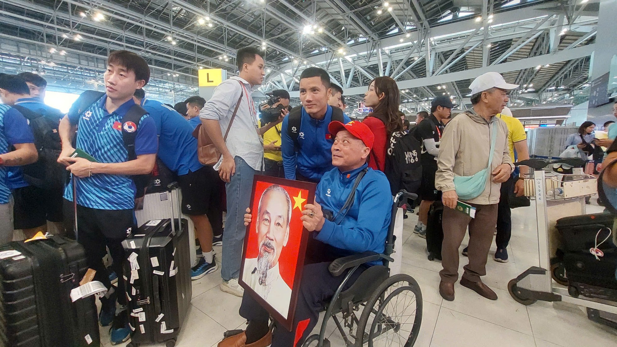 Những nhà vô địch ASEAN Cup 2024 bắt đầu hành trình trở về, sẵn sàng cho màn diễu hành xe bus - Ảnh 9.