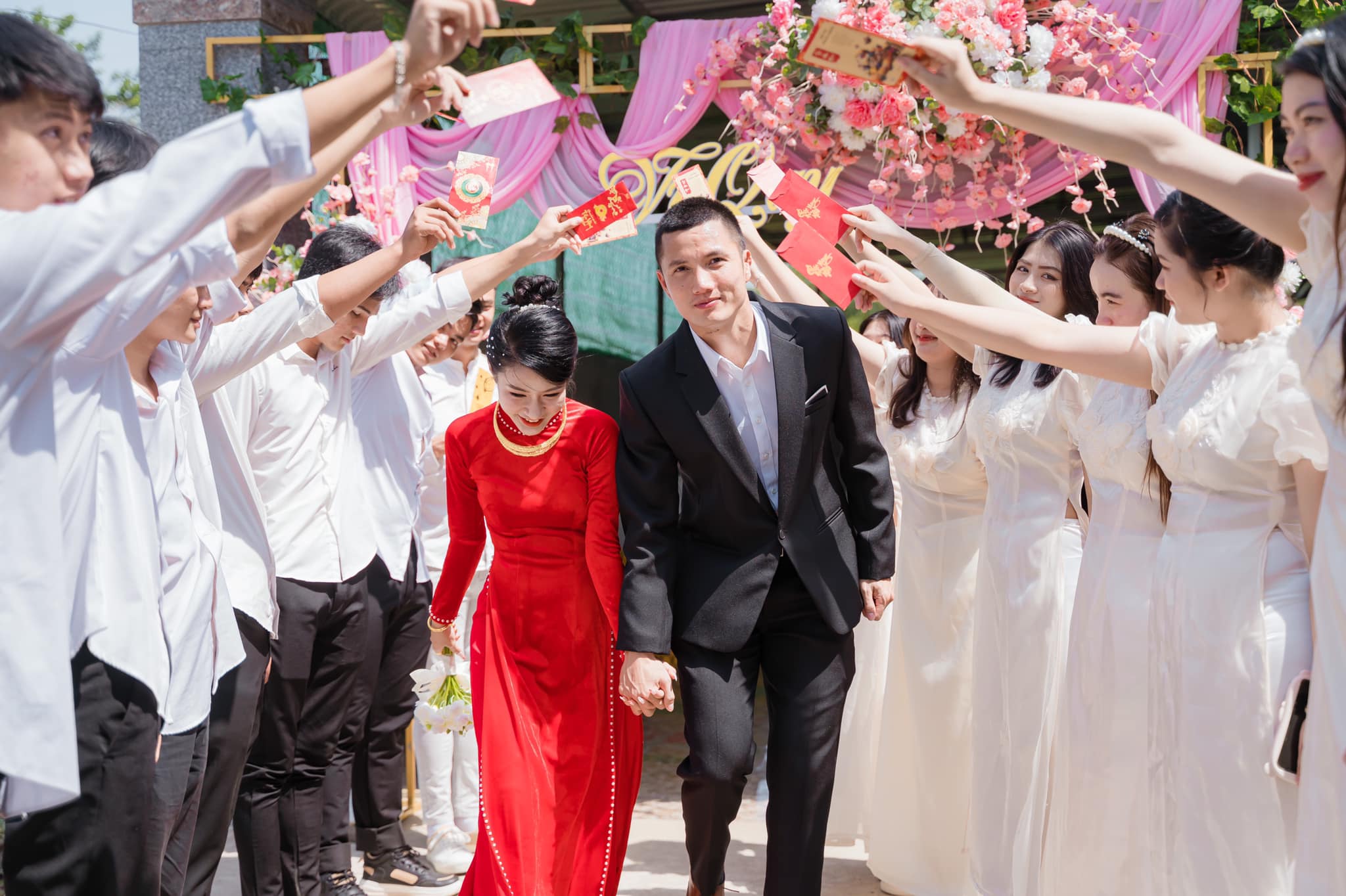 Bất ngờ trước sắc vóc gợi cảm của bà xã Đình Triệu - Ảnh 7.