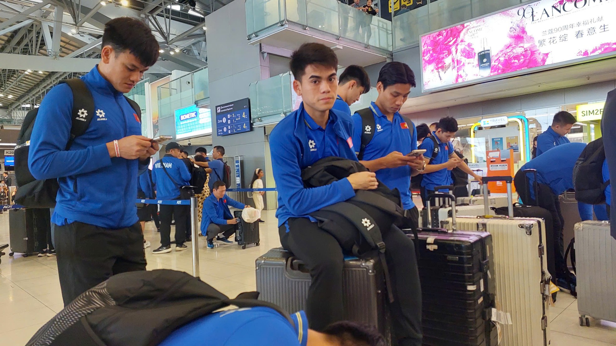 Những nhà vô địch ASEAN Cup 2024 bắt đầu hành trình trở về, sẵn sàng cho màn diễu hành xe bus - Ảnh 5.