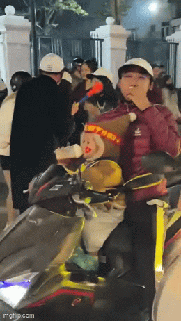 Được bố chở ra đường ăn mừng ĐT Việt Nam vô địch, em bé có hành động bất ngờ: Nói "đi bão" từ hồi chưa cai sữa mà không ai tin! - Ảnh 1. Được bố chở ra đường ăn mừng ĐT Việt Nam vô địch, em bé có hành động bất ngờ: Nói "đi bão" từ hồi chưa cai sữa mà không ai tin! - Ảnh 1.