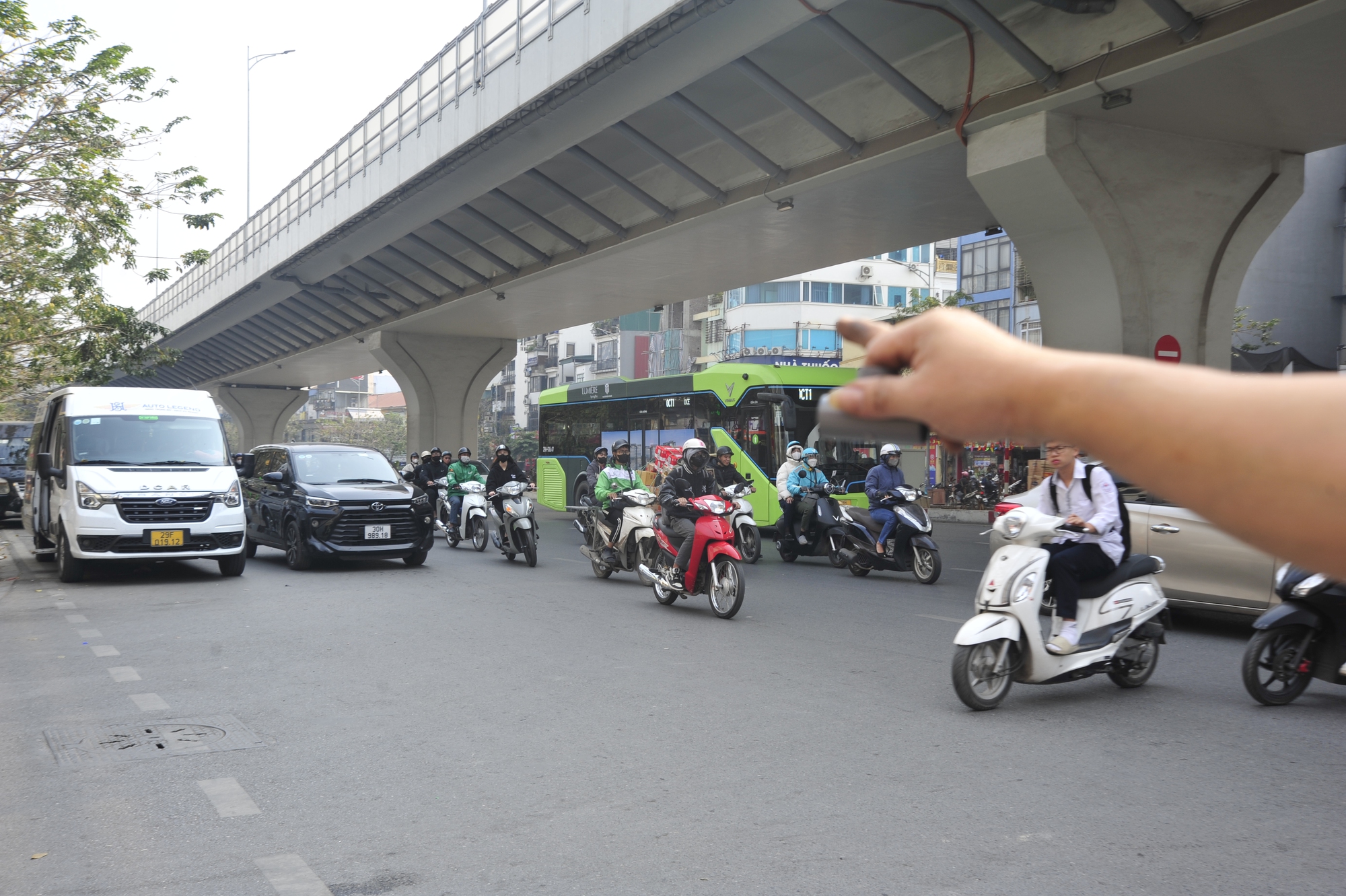 Hà Nội: Nhiều vụ tai nạn trên đoạn đường đẹp, người dân hiến kế xóa “điểm đen” - Ảnh 2.