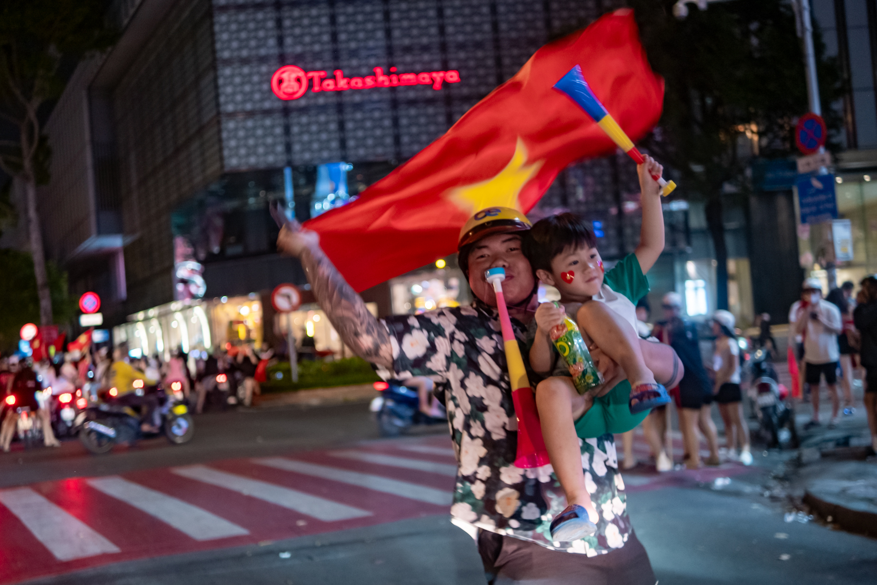 Một đêm không ngủ: Hàng triệu người đổ xuống đường ăn mừng chiến thắng huy hoàng của đội tuyển Việt Nam- Ảnh 23.