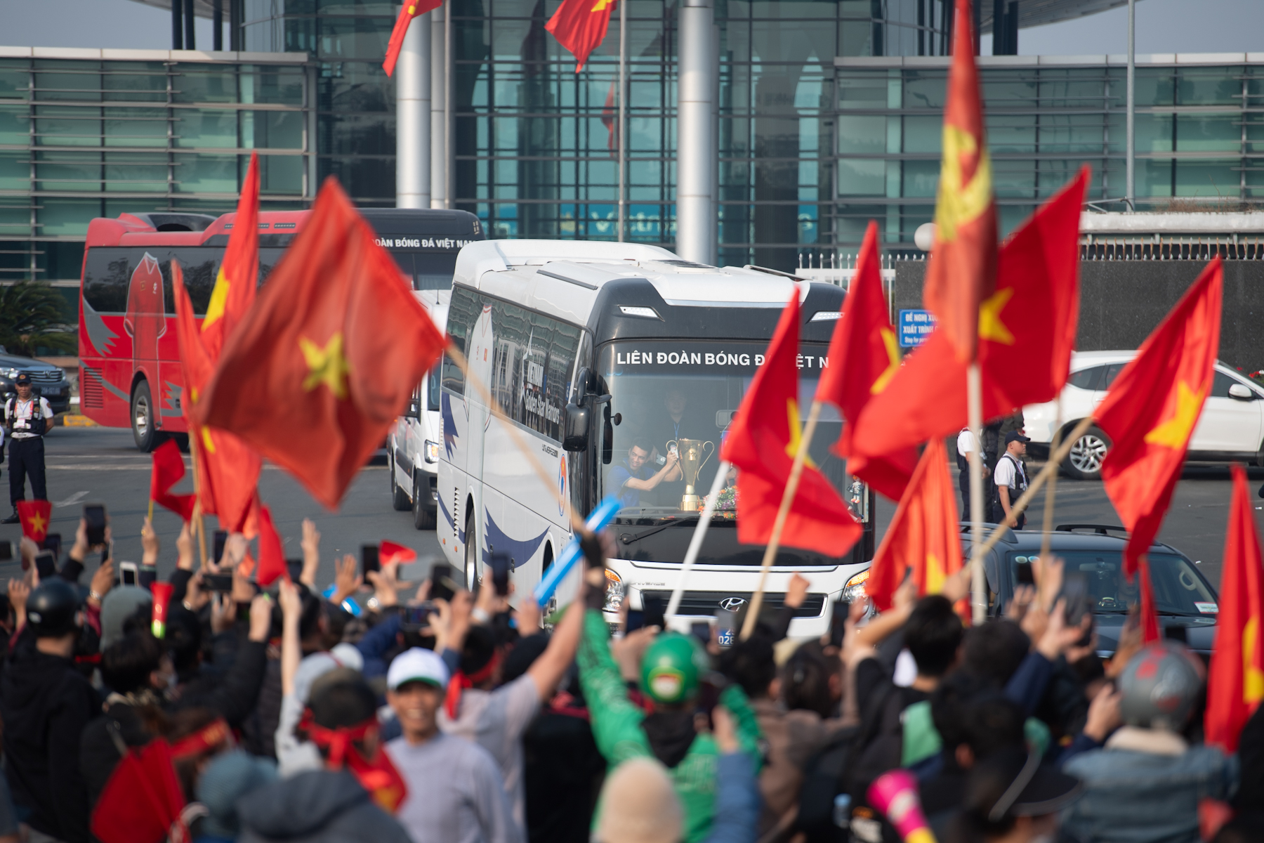 Cận cảnh ĐT Việt Nam rước cúp ở sân bay Nội Bài, những nhà vô địch AFF Cup 2024 đã trở về- Ảnh 3.