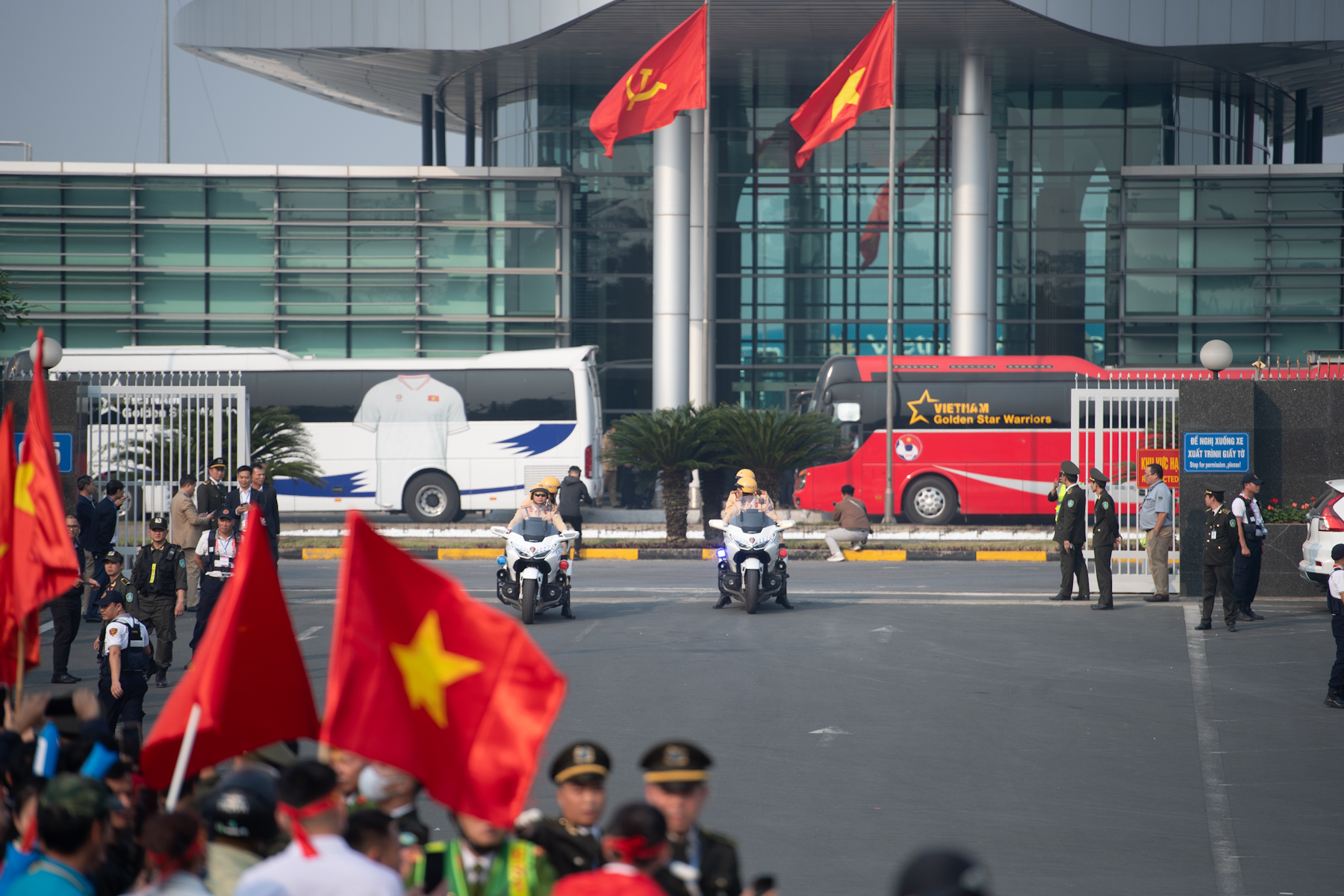 Cận cảnh ĐT Việt Nam rước cúp ở sân bay Nội Bài, những nhà vô địch AFF Cup 2024 đã trở về- Ảnh 1.