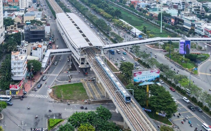 Khách đi Metro số 1 thả rông thú cưng, cởi trang phục để &quot;sống ảo&quot; - Ảnh 1.