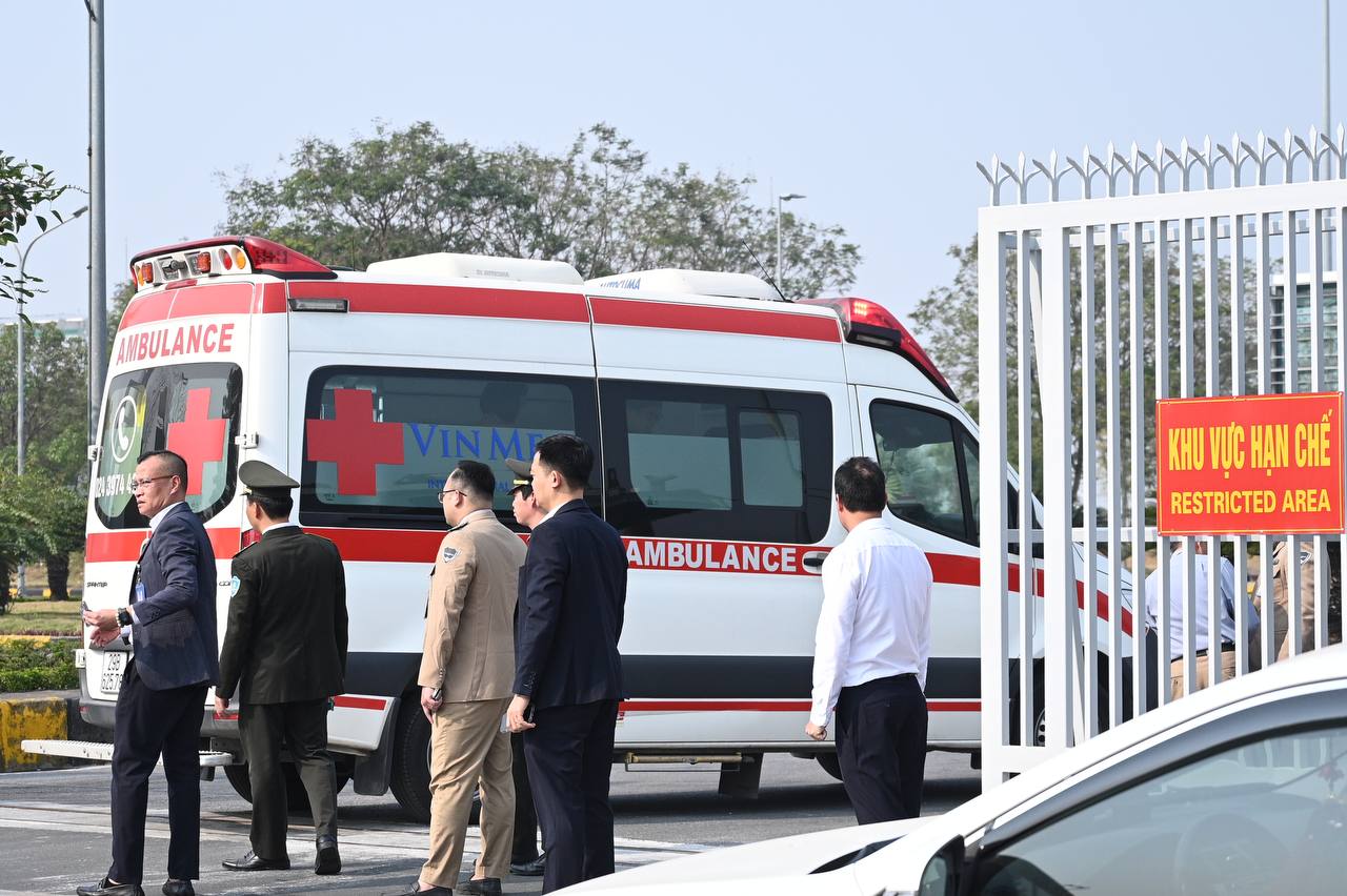 Những người hùng của Đội tuyển Việt Nam về đến Sân bay Nội Bài, người hâm mộ xếp hàng 2 bên đường đón chào- Ảnh 16.