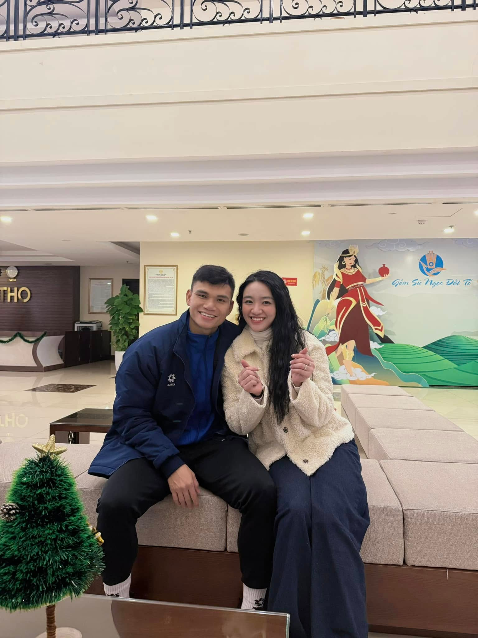 "Hậu phương" của Xuân Mạnh: Vợ đẹp, con xinh "đủ nếp đủ tẻ", thêm căn biệt thự sân vườn bề thế ở Vinh - Ảnh 5.