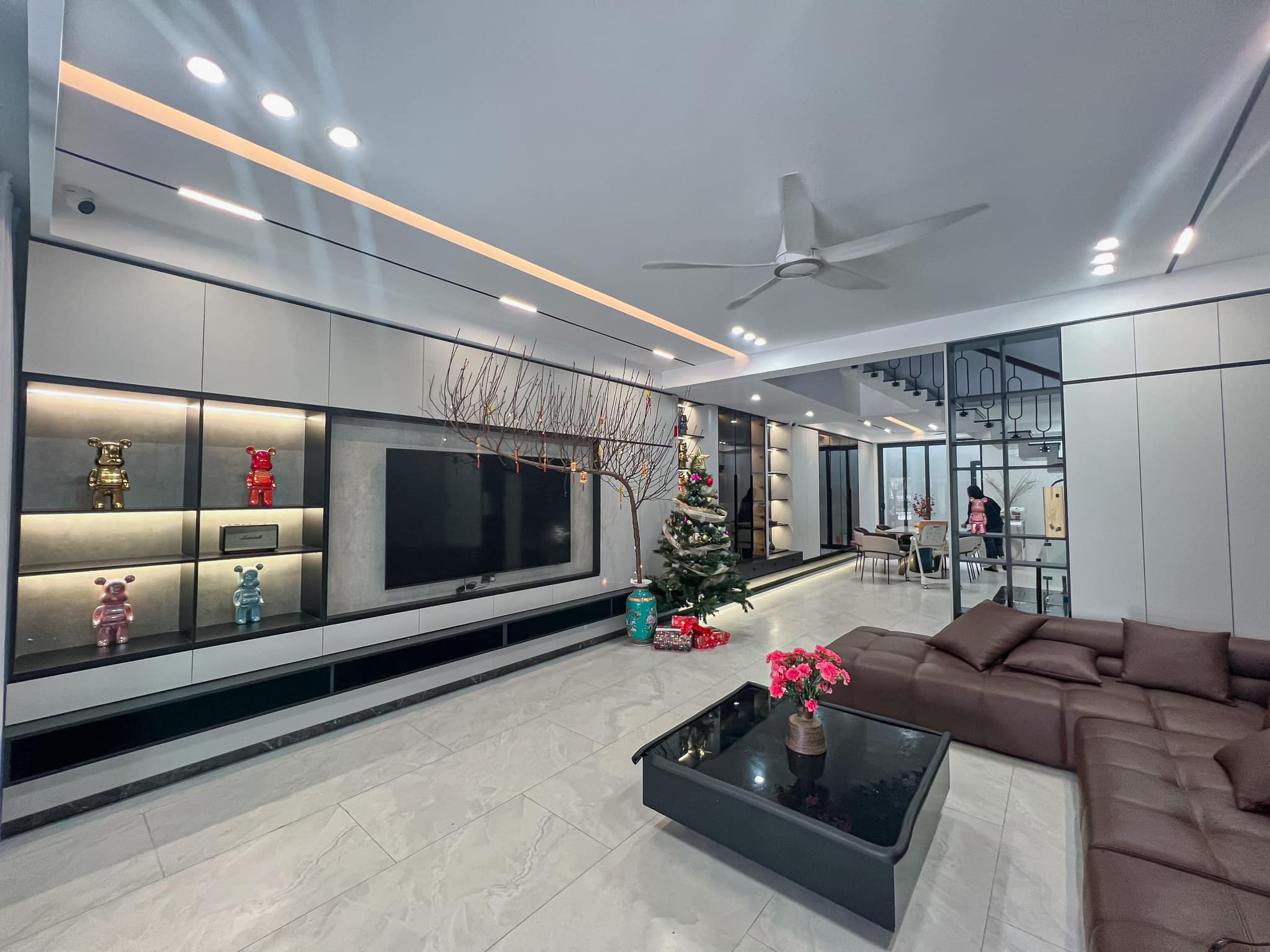 "Hậu phương" của Xuân Mạnh: Vợ đẹp, con xinh "đủ nếp đủ tẻ", thêm căn biệt thự sân vườn bề thế ở Vinh - Ảnh 10.