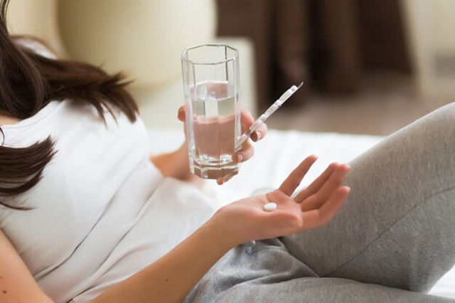 stressed-woman-drinking-pill-medicine-with-glass-water-bed-home152898-3598-17361748719051880489965-1736207366768-17362073668751027145462.jpg