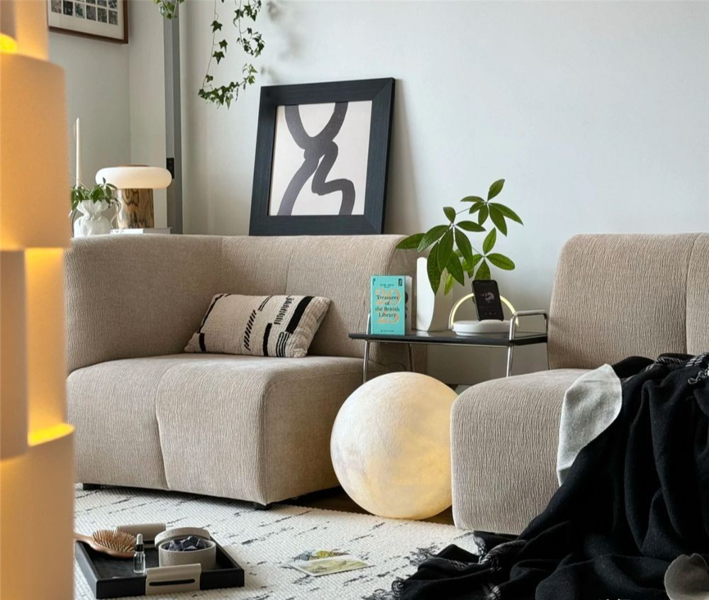 Cô gái áp dụng cách trang trí mới ở phòng khách: Sofa &quot;cắt làm đôi&quot;, không có bàn uống nước, không tivi - Ảnh 4.