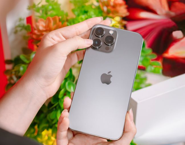 Bảng giá iPhone gây choáng: iPhone 16 và các dòng iPhone cũ giảm giá còn 9,9 triệu đồng - Ảnh 1.