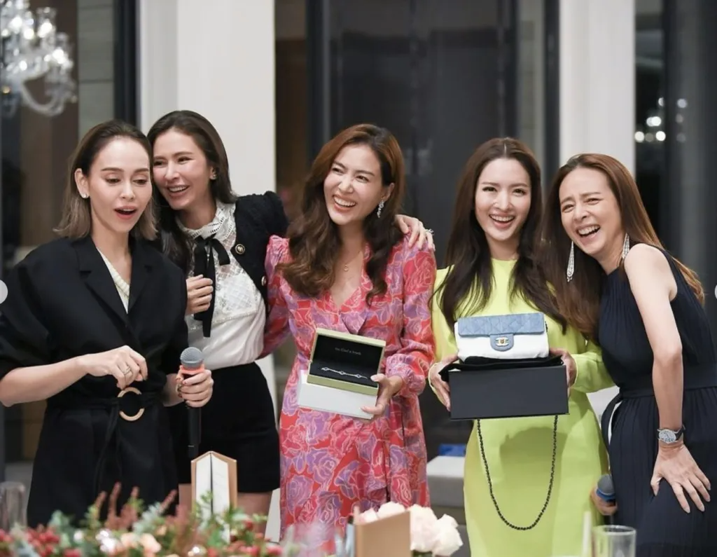 Tổ chức tiệc tại dinh thự 2.000m2, nữ tài phiệt Madam Pang chuẩn bị cả túi Hermès tiền tỷ, tập tiền mặt trị giá gần 150 triệu... để tặng cho khách - Ảnh 14.