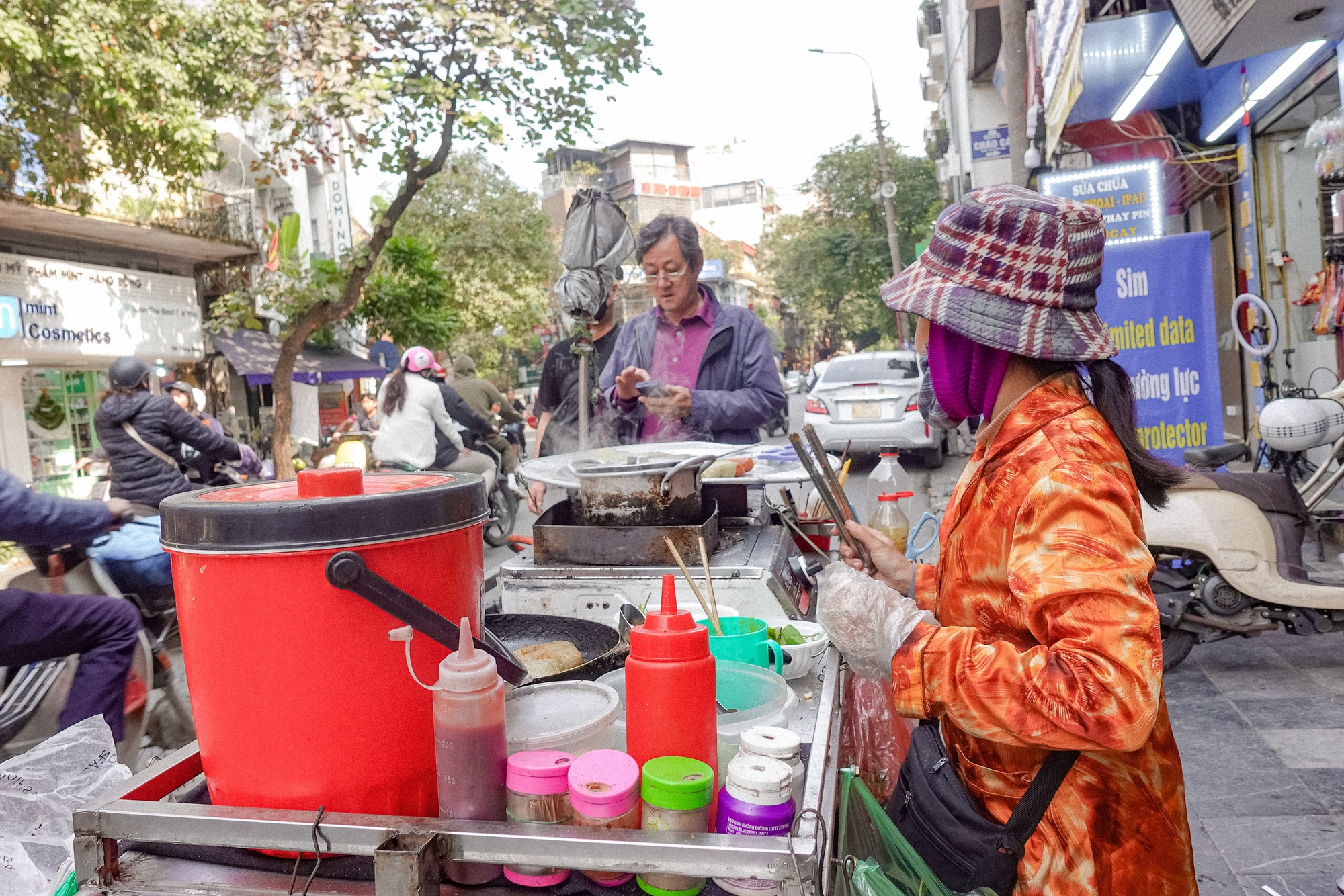 Những chiếc xe bán bánh chưng rán len lỏi khắp phố cổ Hà Nội: Món ăn mùa đông thu hút cả khách Tây thưởng thức- Ảnh 1.