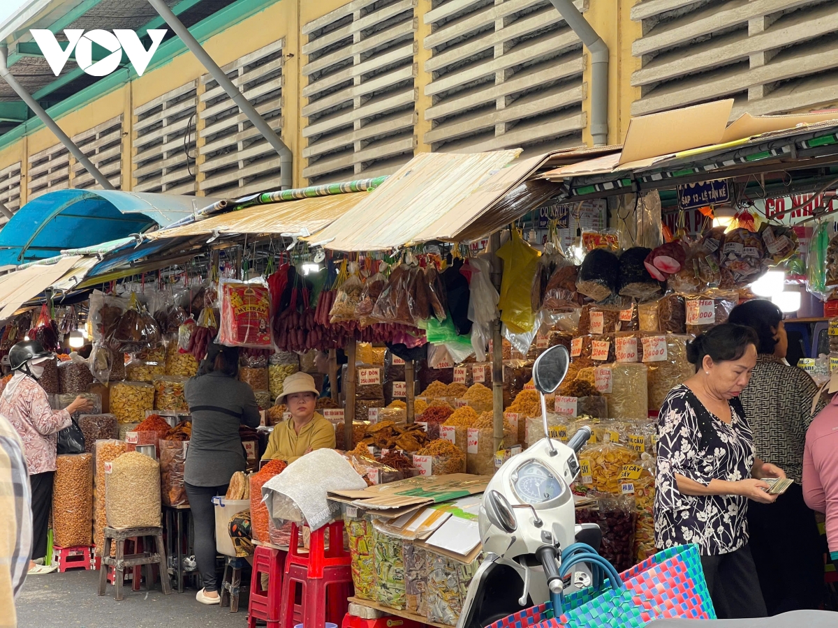 Vắng người mua, chợ truyền thống ở TP.HCM chật vật khi Tết Nguyên đán đến gần - Ảnh 1.