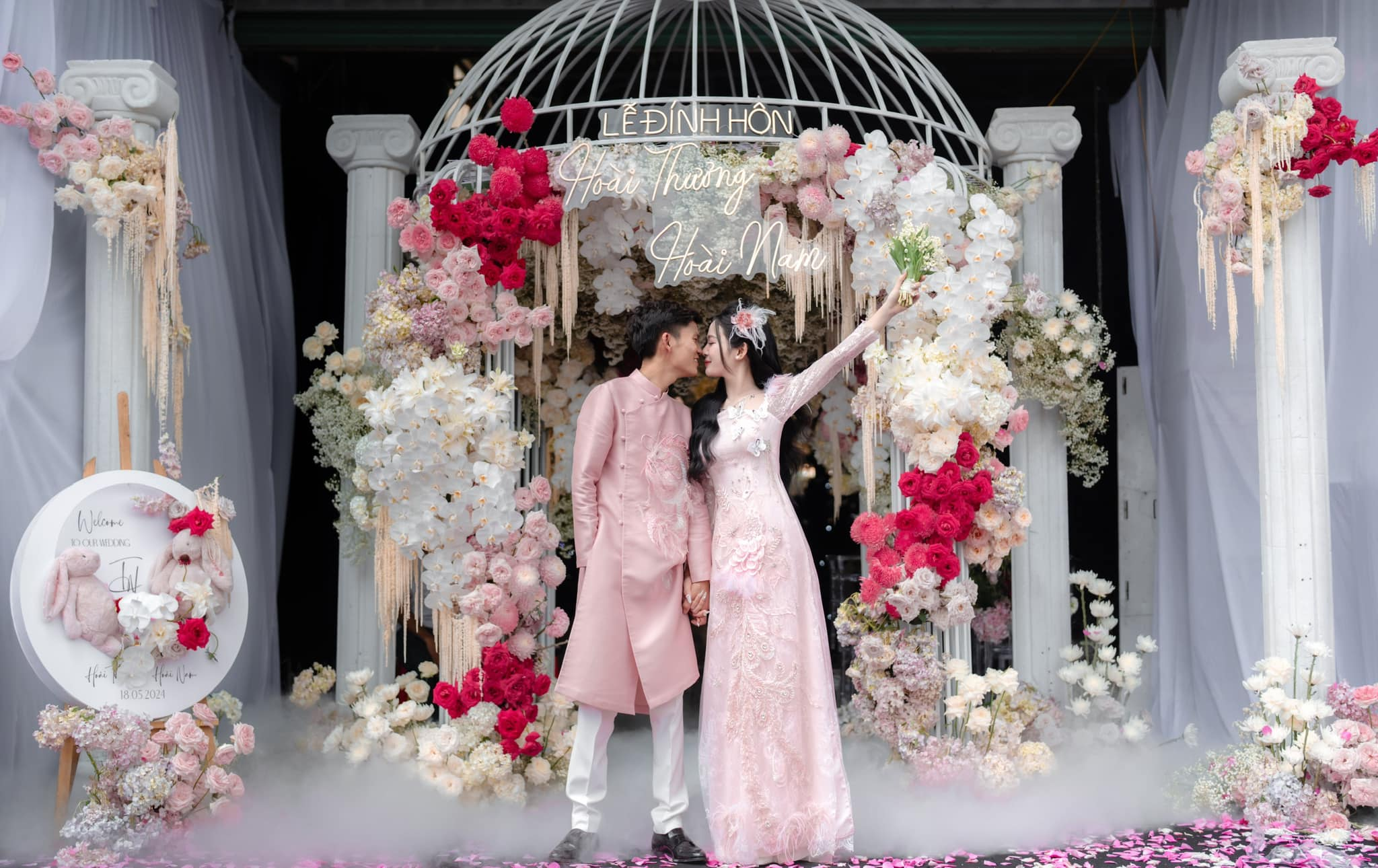 Siêu đám cưới tại Bình Phước: Rạp cưới nhà gái trị giá 500 triệu, chú rể đi G63 đến rước dâu, nhưng choáng nhất vẫn là biệt phủ nhà trai - Ảnh 4.