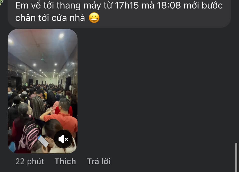 Hà Nội: Hàng nghìn cư dân mệt mỏi, chờ đợi gần 1 tiếng trước sảnh thang máy chung cư mới lên được đến nhà - Ảnh 2.