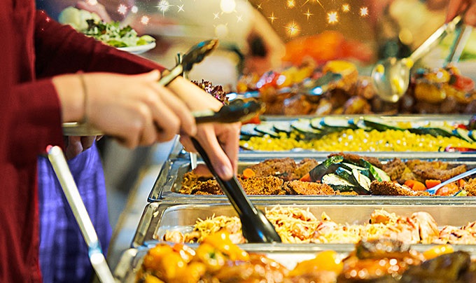 Túi quần bé gái 7 tuổi căng phồng sau khi ăn buffet, nhân viên nghi ngờ ăn trộm: Mở túi ra, ai nấy đều khóc- Ảnh 1.