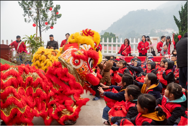 Chi Pu đi cùng CHIN-SU mang Tết tưng bừng với Một triệu bữa cơm có thịt đến học trò vùng cao - Ảnh 2.