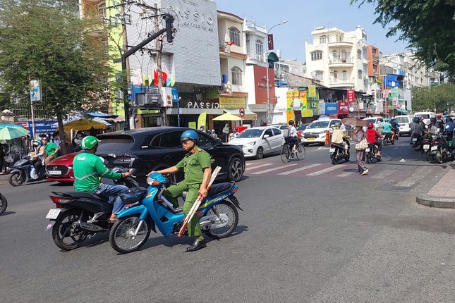 Tài xế xe ôm hỗn chiến &quot;kinh hoàng&quot; trước cổng bệnh viện ở TPHCM - Ảnh 5.