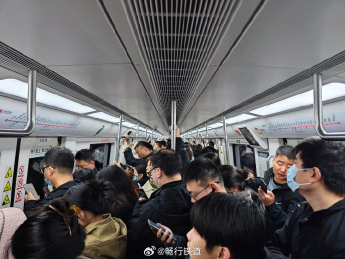 Cảnh tượng nghẹt thở tại xứ tỷ dân vào đúng ngày 1/10 - Ảnh 3.