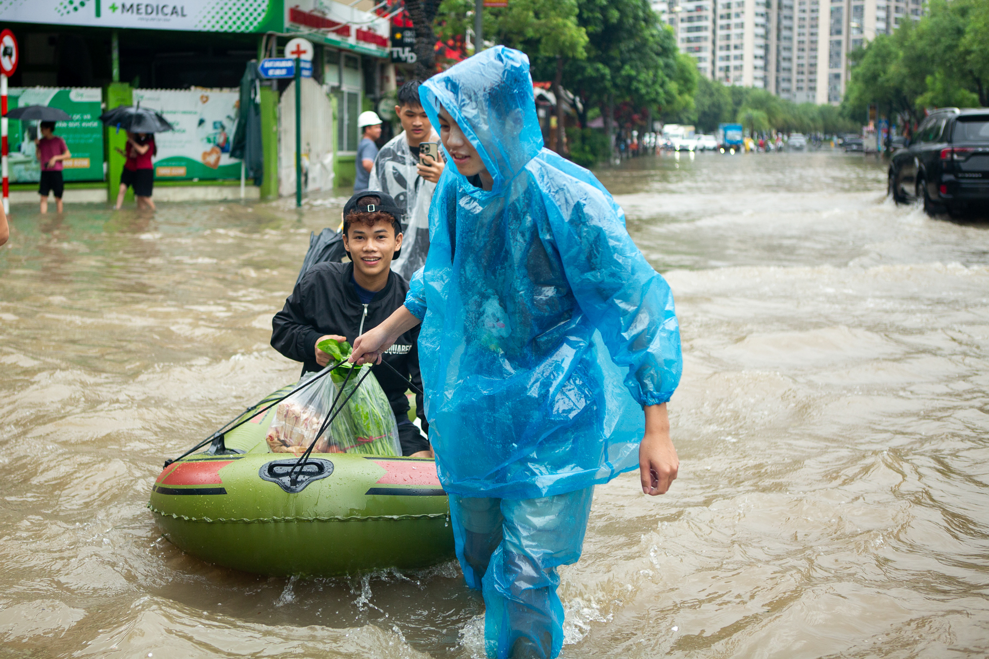 Thay bạn xem nhà ngày mưa bão: Geleximco hoá làng chài, Vinhomes Smart City vẫn thông thoáng - Ảnh 2.