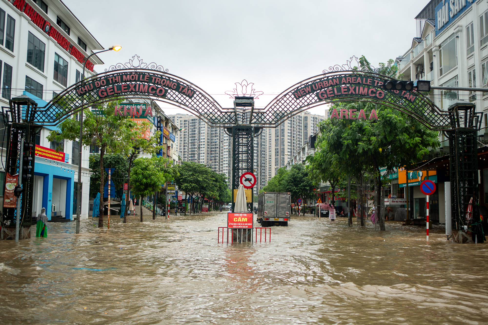 Thay bạn xem nhà ngày mưa bão: Geleximco hoá làng chài, Vinhomes Smart City vẫn thông thoáng - Ảnh 3.