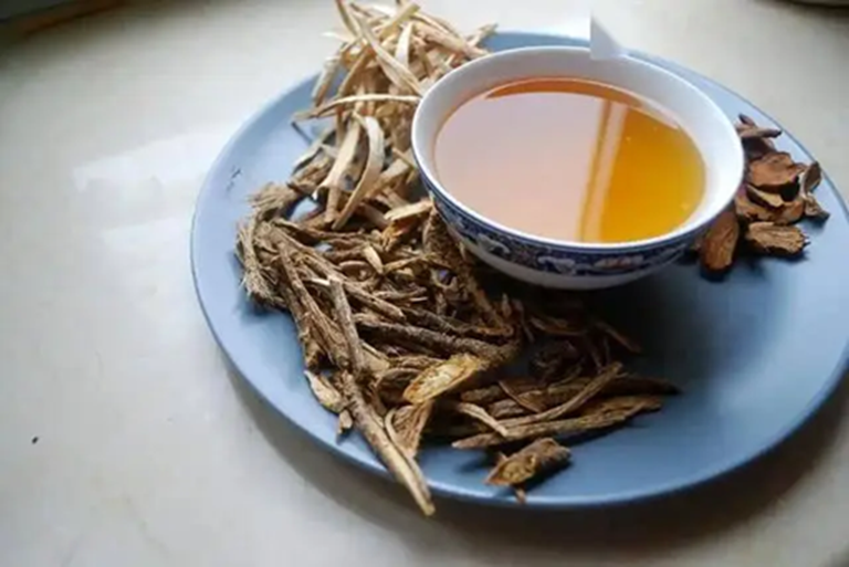 4 loại trà “phá thận&quot; thầm lặng, khỏe mạnh đến đâu cũng khó chịu nổi- Ảnh 2.