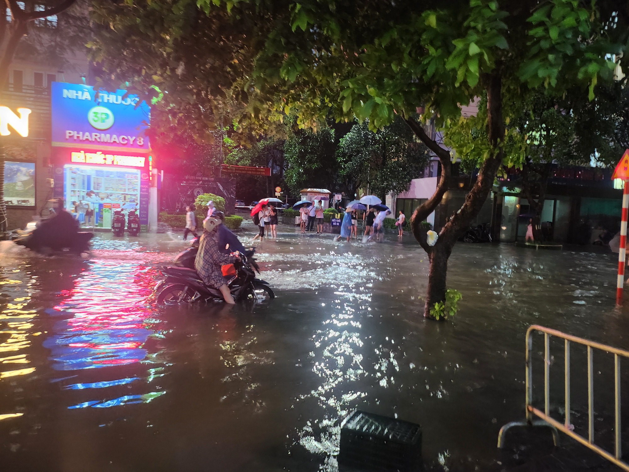 Đến sáng nay, Hà Nội còn bao nhiêu điểm ngập sâu? - Ảnh 1.