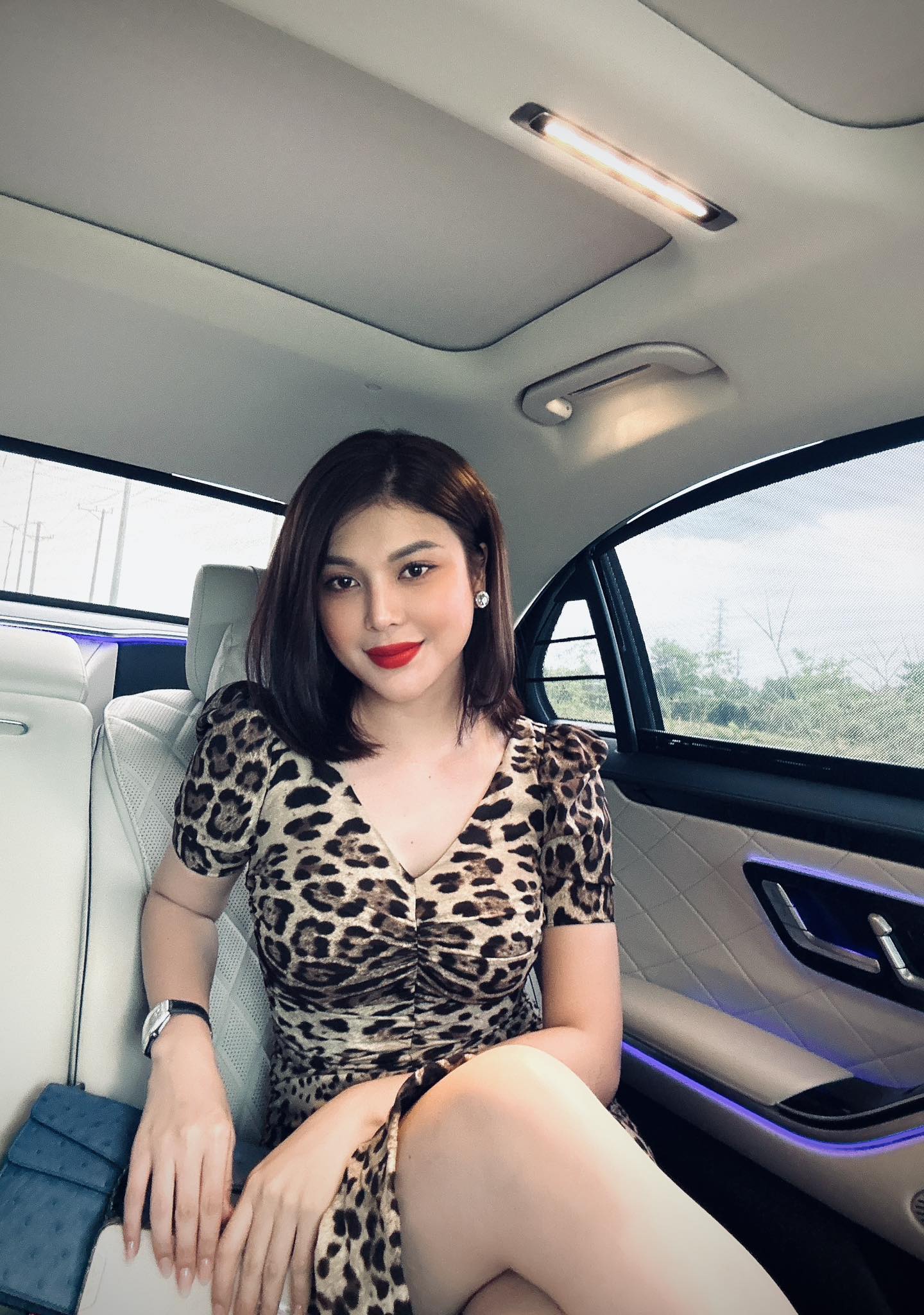 Nhan sắc nóng bỏng của nữ ca sĩ bị cha ruột bỏ rơi: 30 tuổi ở biệt thự 2.200 m2 giá 70 tỷ, đi May Bach - Ảnh 9.
