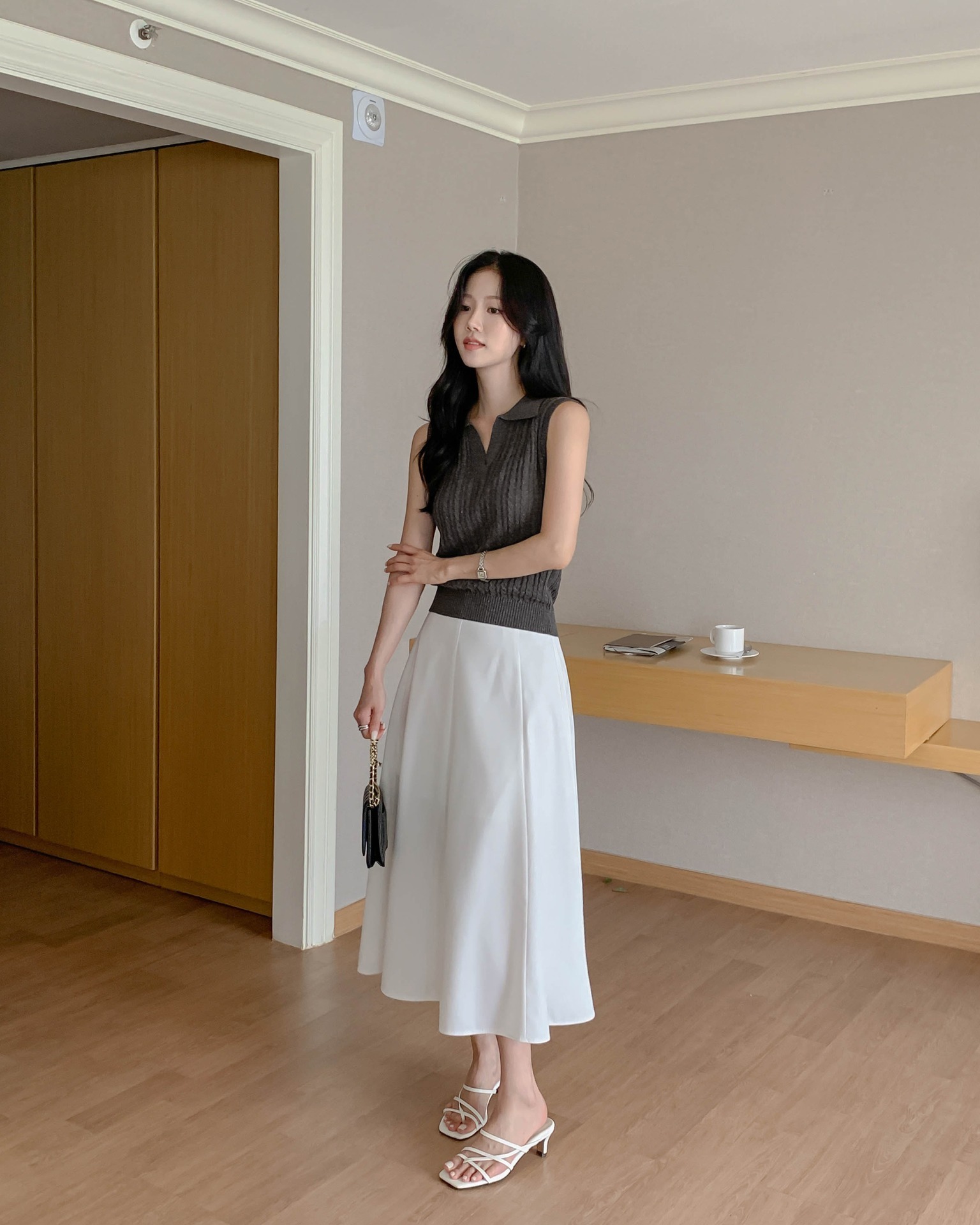 10 set đồ tối giản giúp chị em chạm đỉnh cao của sự sang trọng, thanh lịch - Ảnh 1. 10 set đồ tối giản giúp chị em chạm đỉnh cao của sự sang trọng, thanh lịch - Ảnh 1.