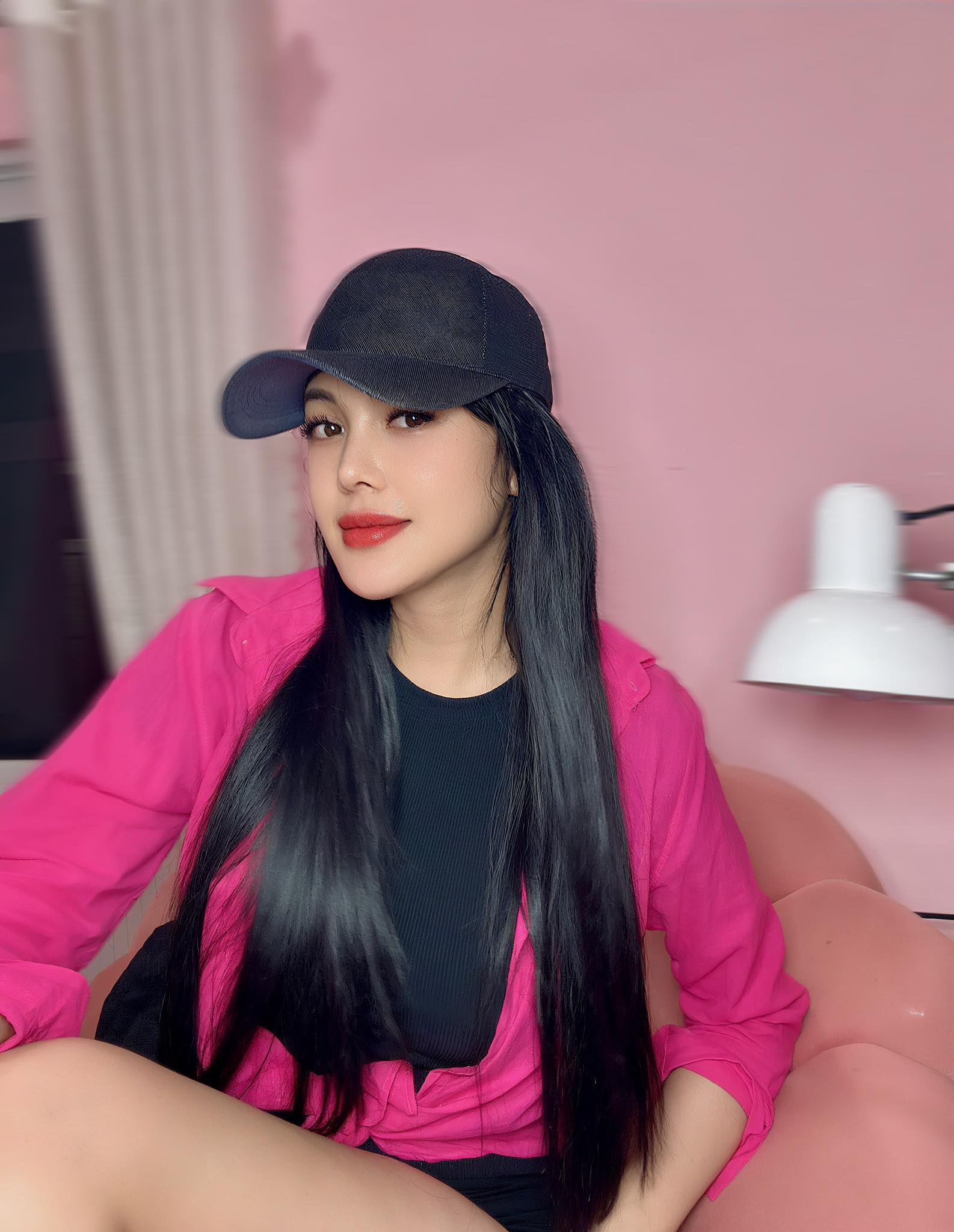 Nhan sắc nóng bỏng của nữ ca sĩ bị cha ruột bỏ rơi: 30 tuổi ở biệt thự 2.200 m2 giá 70 tỷ, đi May Bach - Ảnh 4.